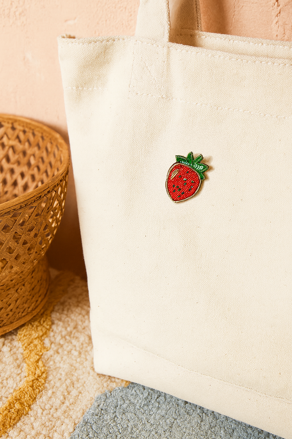 Matr Boomie Fair Trade - Vente Broches - Broche en forme de fraise avec perles Bala Mani, fabriquée à la main4