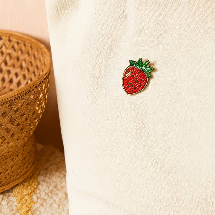 Matr Boomie Fair Trade - Vente Broches - Broche en forme de fraise avec perles Bala Mani, fabriquée à la main4