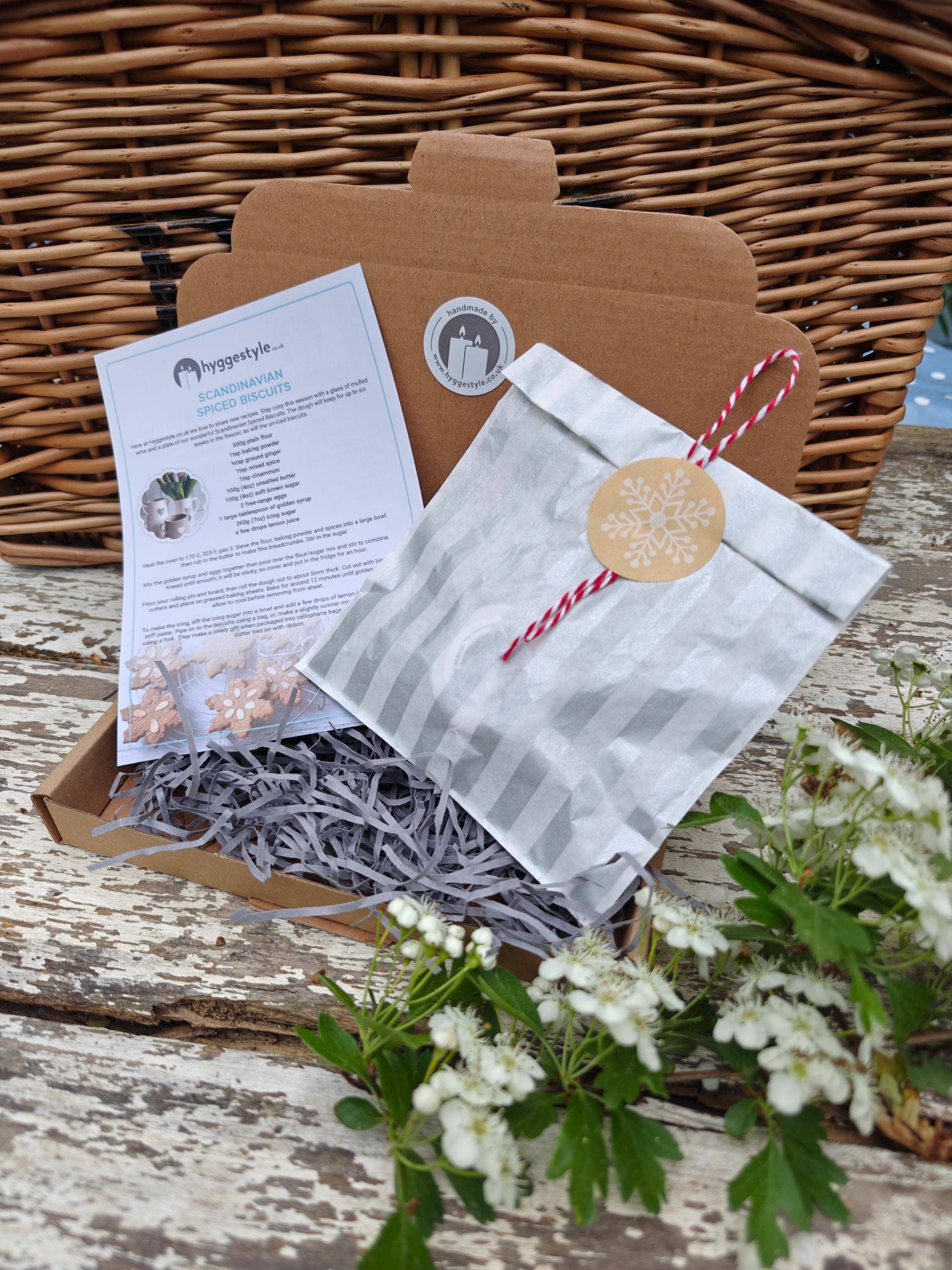 Hyggestyle – wholesale Stud/post earrings – Handpainted Birch Dove Stud Earrings with Gift Tin1