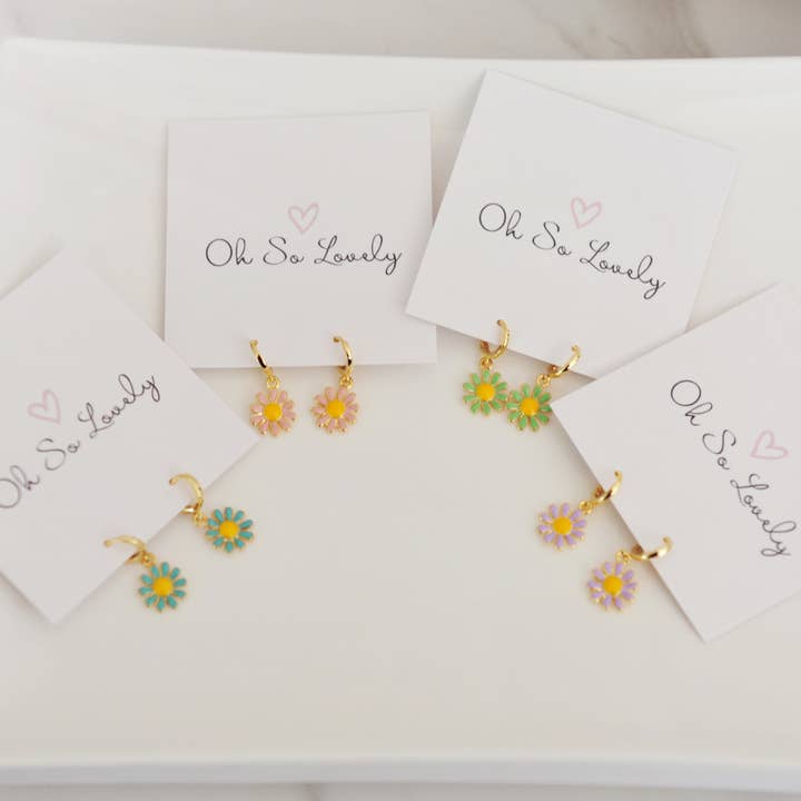 Boucles d'oreilles créoles Huggie Zinnia pour la vente par Oh So Lovely