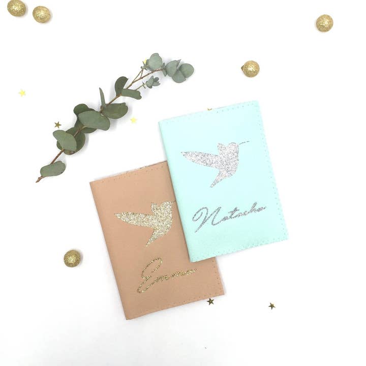 Protège passeport Colibri pour la vente par Crapaud Chou