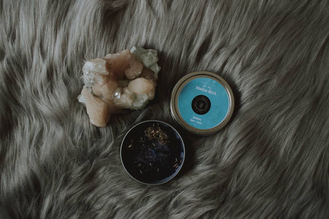 Midnight Raven Studios - Venta al por mayor Vela aromática de viaje - Vela de hojalata Intuitive Witch, vela mágica, ámbar y vainilla3