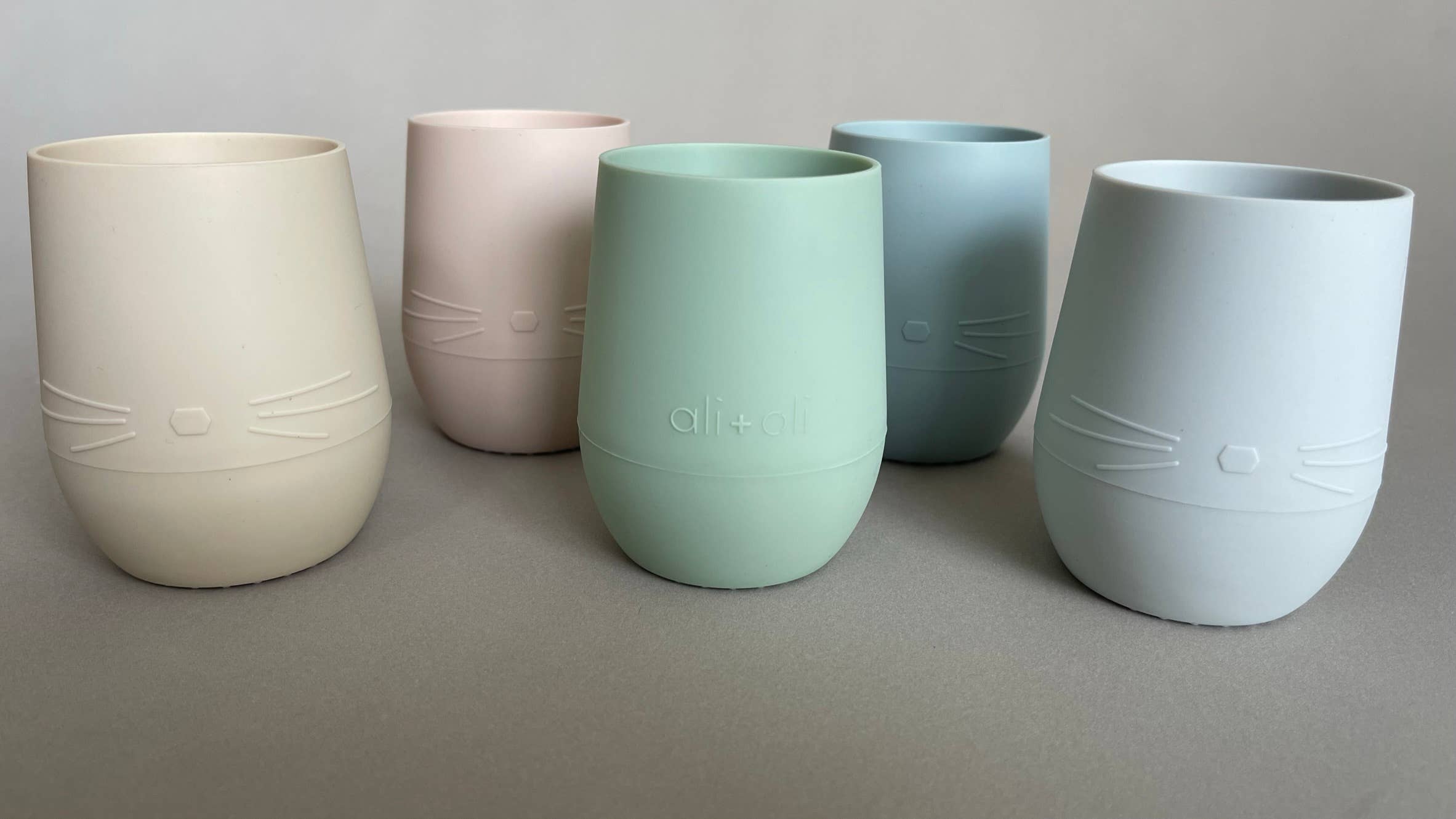 Ali+Oli - Vente Verre/tasse – enfant et bébé - Gobelet ouvert en silicone visage de lapin pour bébé et tout-petit (Dream Blue)2