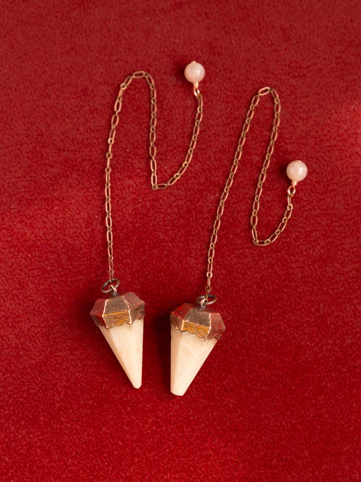 Pendule en cuivre et cristal de pierre de lune pour la vente par The Cyprus Cabinet