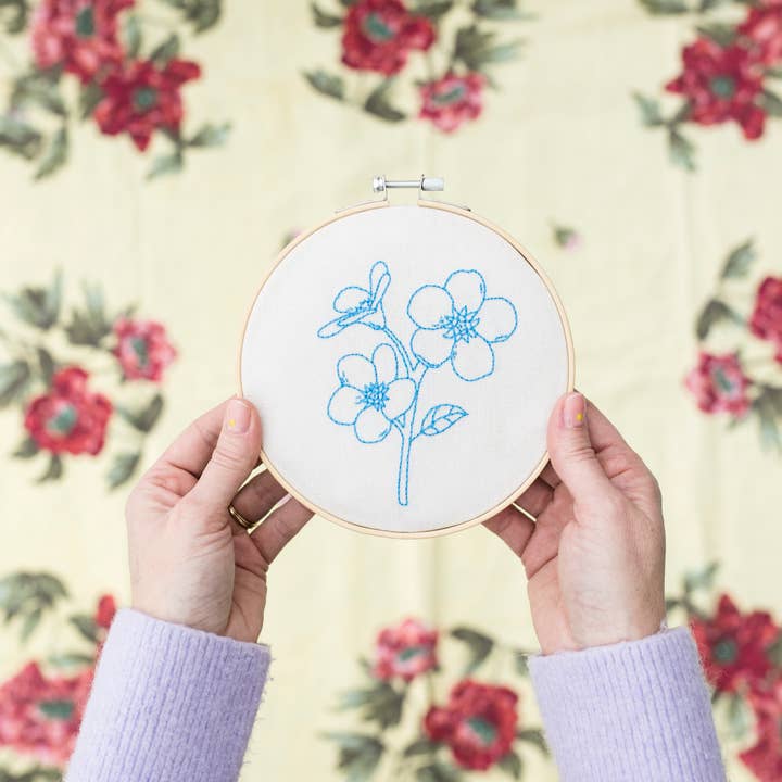 Cotton Clara Craft Kits & Supplies - Wholesale Embroidery/Cross Stitch Supplies - Forget Me Not Embroidery Hoop Kit