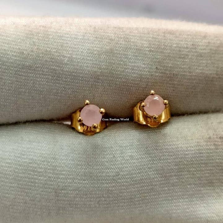 Orecchini a lobo solitario in calcedonio rosa da 5 mm per la vendita all'ingrosso da parte di Rishi Jewelry