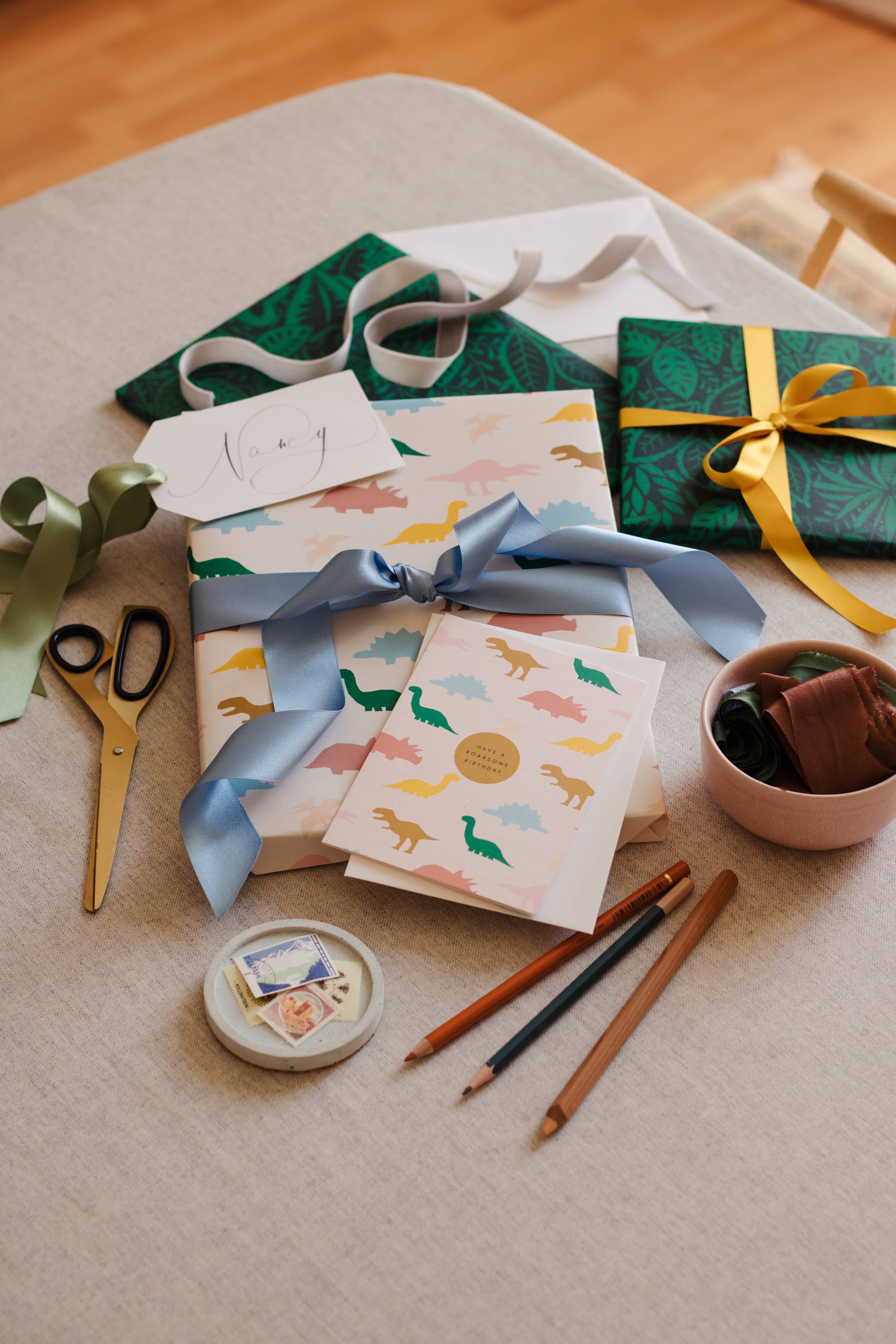 Lucy says I do – Engroshandel Gavepapir – Roarsome Dinosaurer Gaveindpakning2