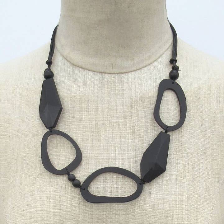 Lia schwarze Holz verstellbare metallfreie Halskette für den Großhandel von Katie and Company