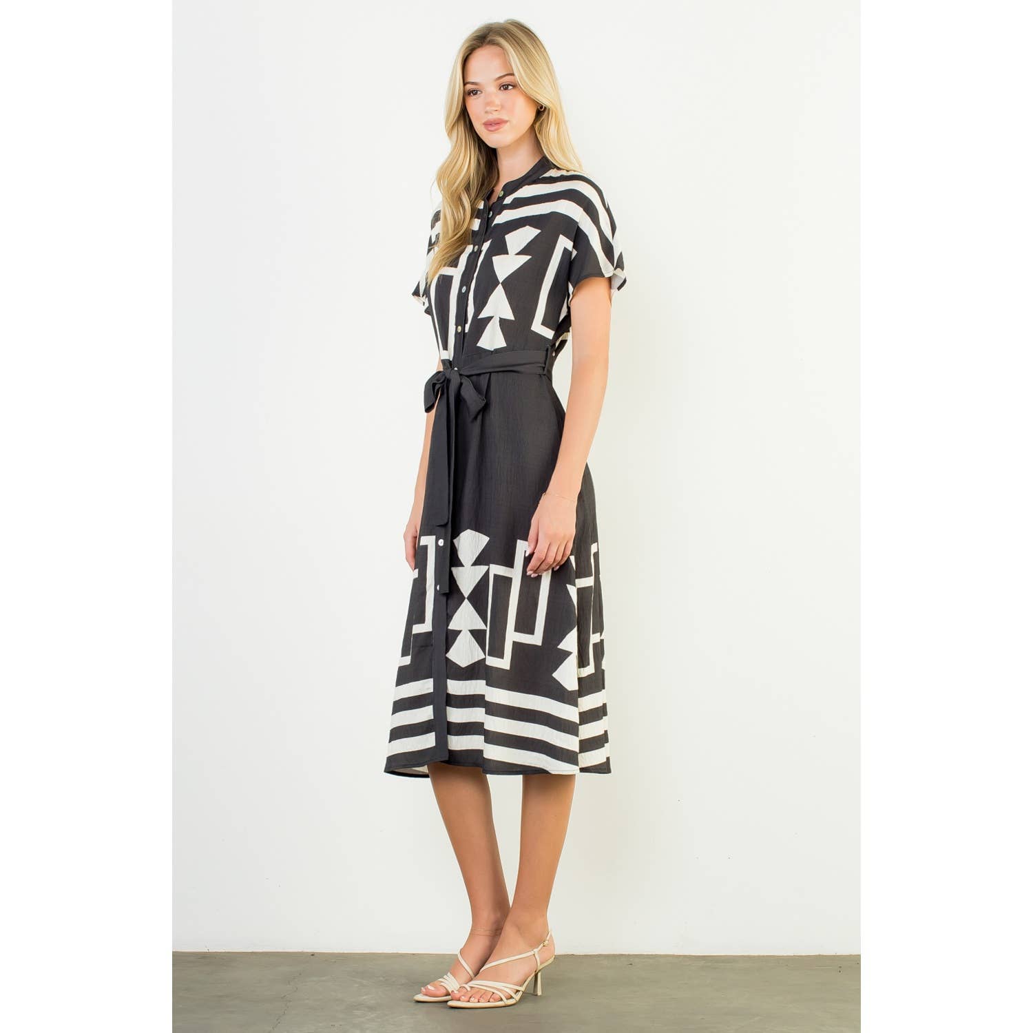 NOIR Robe à manches courtes imprimée avec boutons en vente sur Faire1