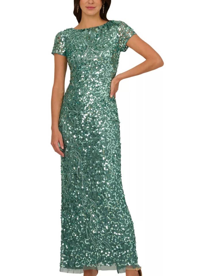 Robe longue maxi silhouette colonne ajustée à manches courtes, encolure ras du cou avec dos échancré, ornée de sequins Adrianna Papell. pour la vente par Immediate Apparel