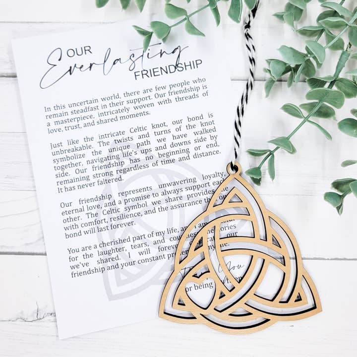 Holz-Ornament Everlasting Friendship für den Großhandel von The Purple Chickadee