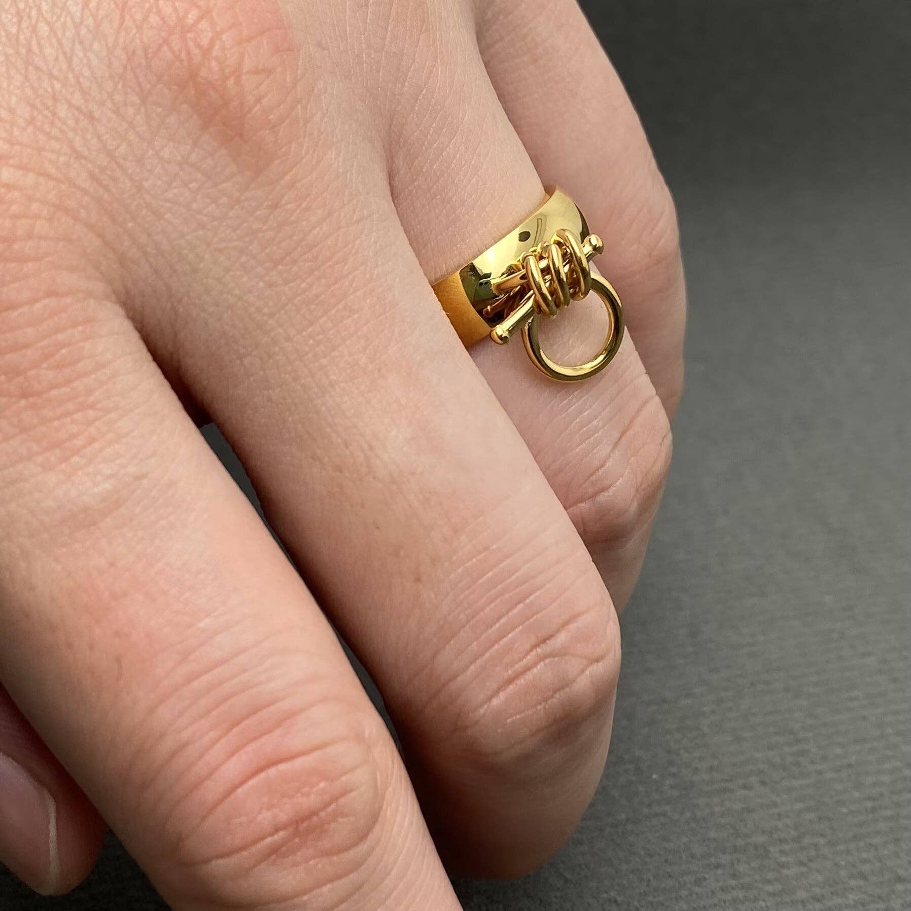 Mio Queena - Vente Bague de cocktail/de cérémonie - Bague en acier inoxydable plaqué or 18K 6mm - FGS2