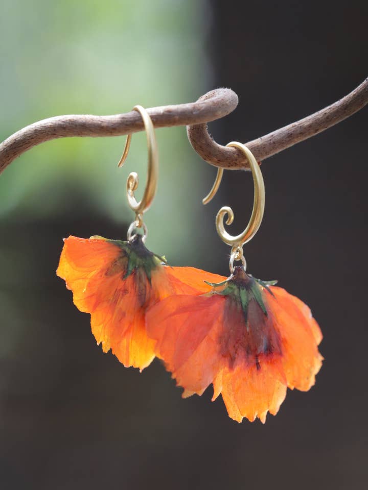 Créoles en forme de coquelicot orange pour la vente par Lakoo Designs