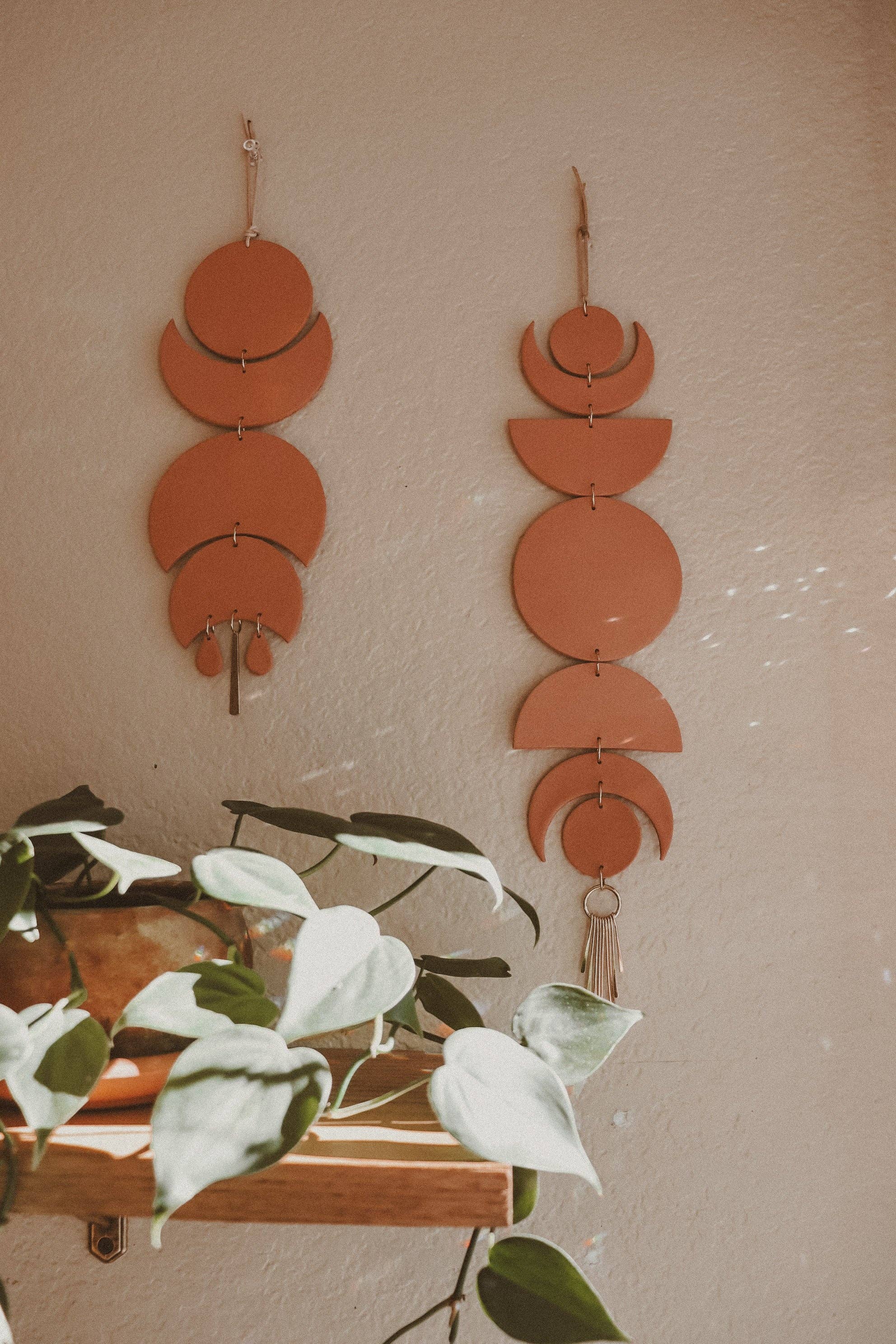 Rooted Reverie - Venta al por mayor Papel pintado 3D - Colgante de pared de arcilla con fase lunar celestial con colgante de latón4