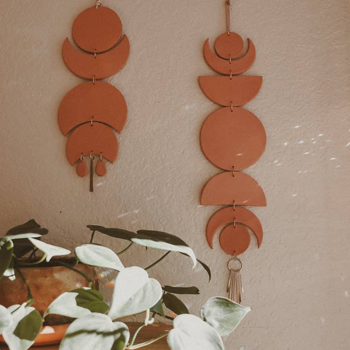 Rooted Reverie - Venta al por mayor Papel pintado 3D - Colgante de pared de arcilla con fase lunar celestial con colgante de latón4