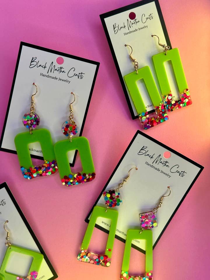 Boucles d'oreilles pendantes avec résine sorbet vert et éclats. pour la vente par Black Martha Crafts