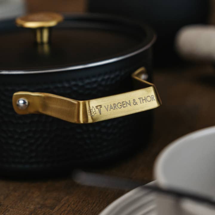 Vargen & Thor - Wholesale Cooking Pot - MANDUS 2 - 2.8L Matt black pot with brass details
1