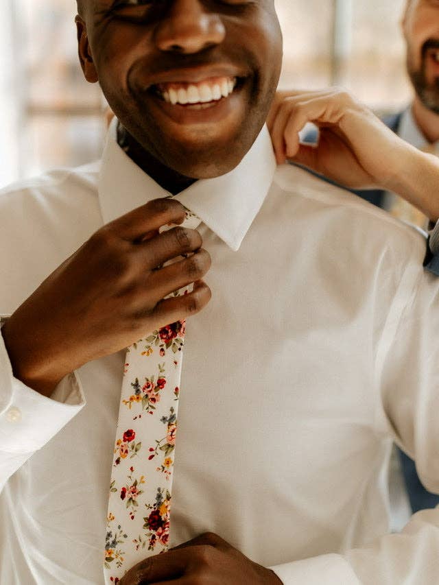 Cravatta floreale bianca e vinaccia per la vendita all'ingrosso da parte di London Jae Apparel