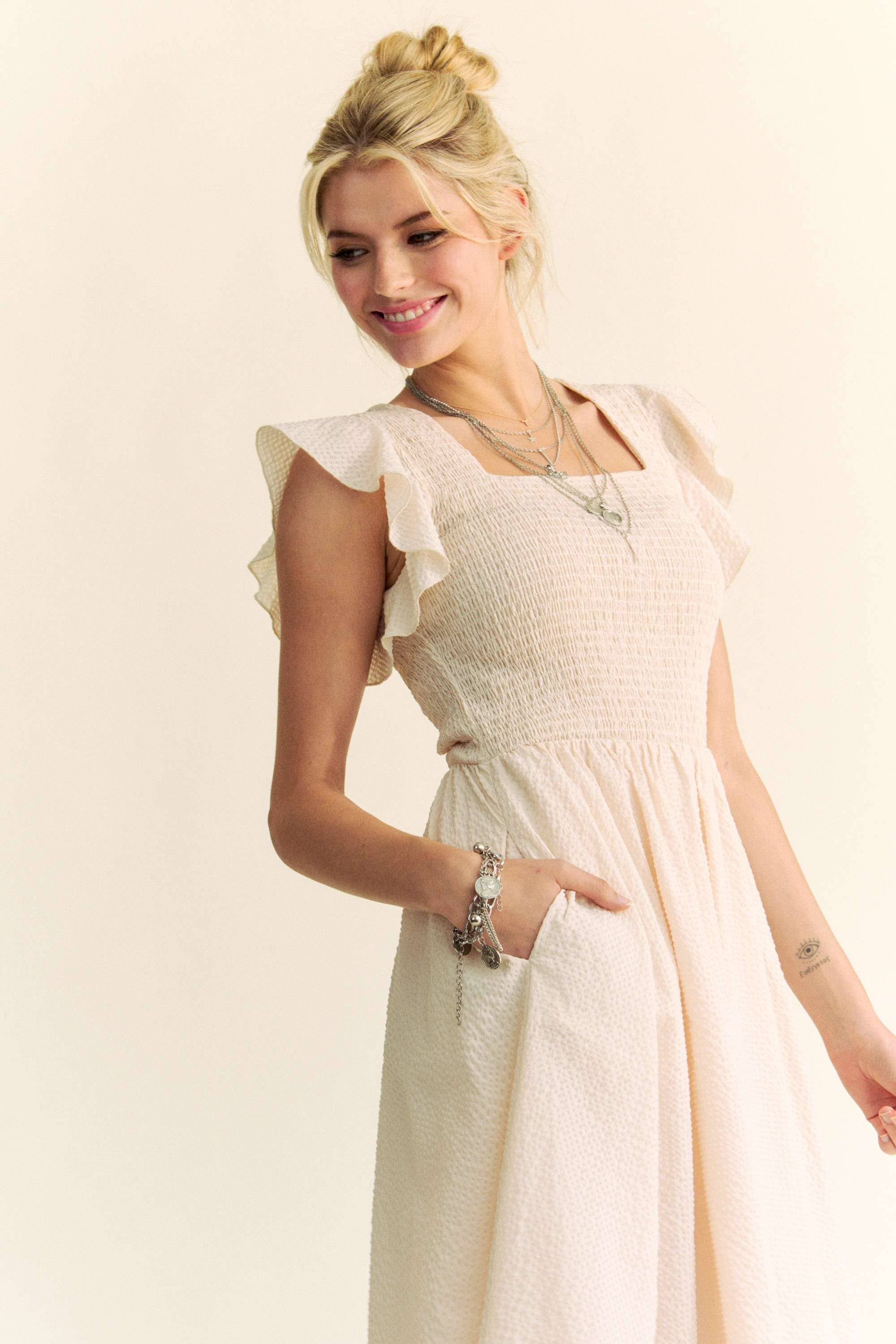 Davi & Dani – wholesale Klänning - Dam – TEXTURERAD VOLANGÄRMAD SMOCKAD MIDIKLÄNNING3