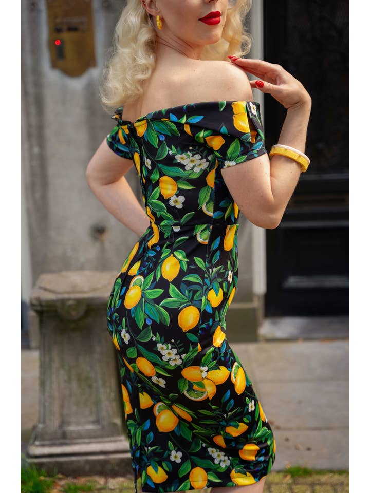 Dolly & Dotty – wholesale Klänning - Dam – Monroe axelbandslös pennklänning i svart citronmönster