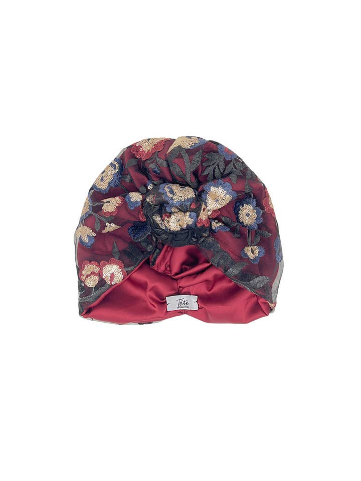 Bourgogne satin turban og tyl broderet med pailletblomster for engroshandel hos Tétè Accessories