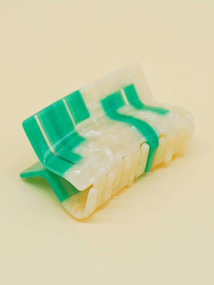 Greca hair-claw in beach for wholesale by Paulina Otero