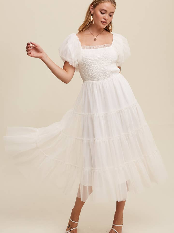 Robe midi à manches bouffantes smockées en tulle pour la vente par Listicle