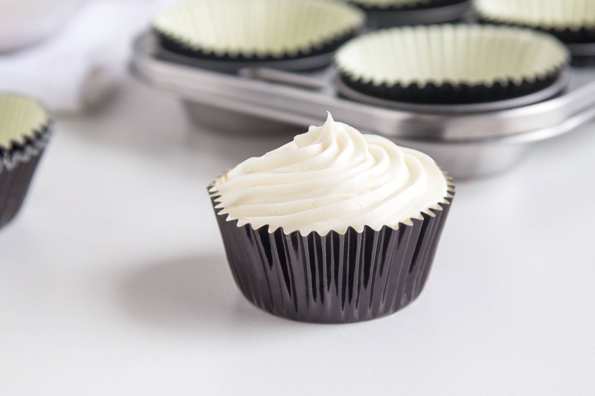 Fox Run Brands - Venta al por mayor Tacita de papel para cupcakes - Forros de aluminio negro para magdalenas Fox Run, 32 unidades, 3 pulgadas2