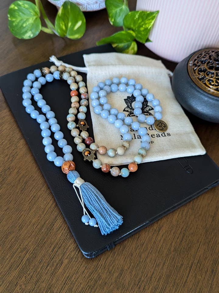 Collier Mala en Angélite et Serpentine : 108 Perles de Guérison Reiki pour la vente par Samadhi Mala Beads