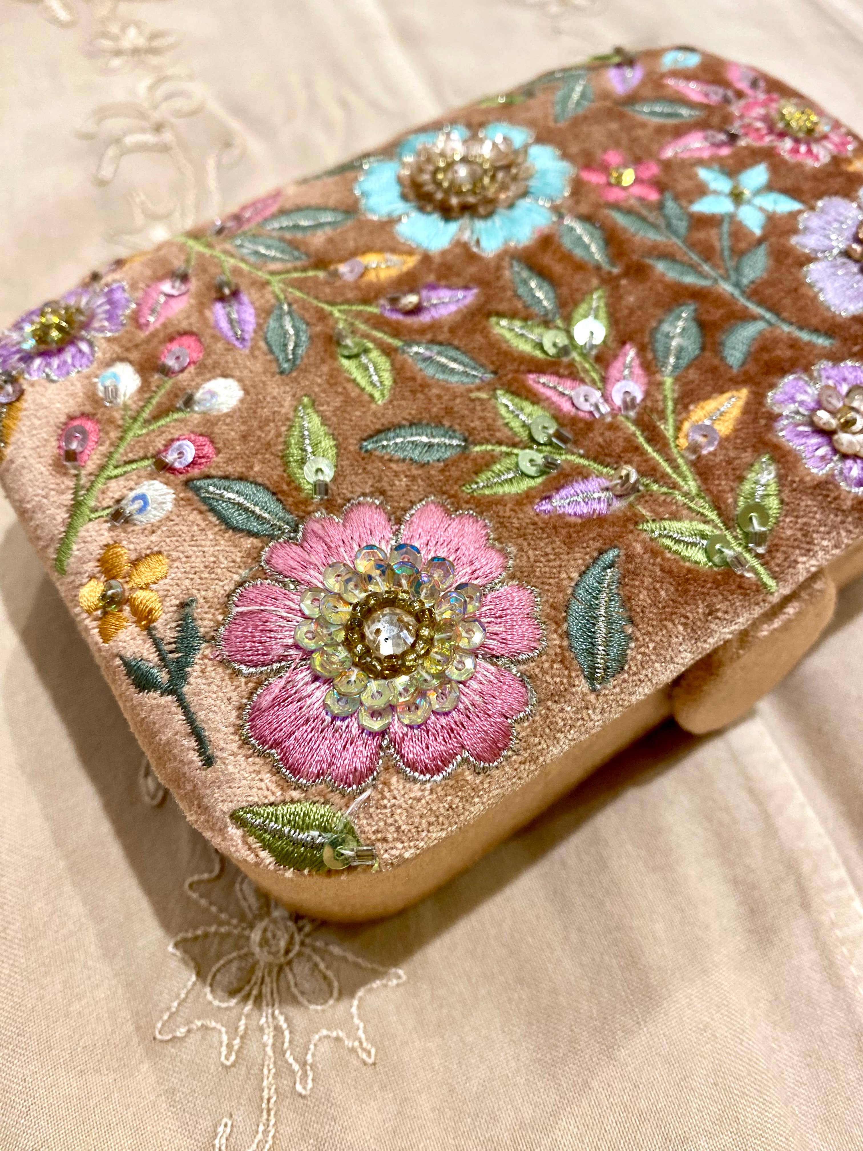 Temple of Treasure - Vente Boîte/rangement à bijoux - Fae dans une boîte à bijoux en velours rose2