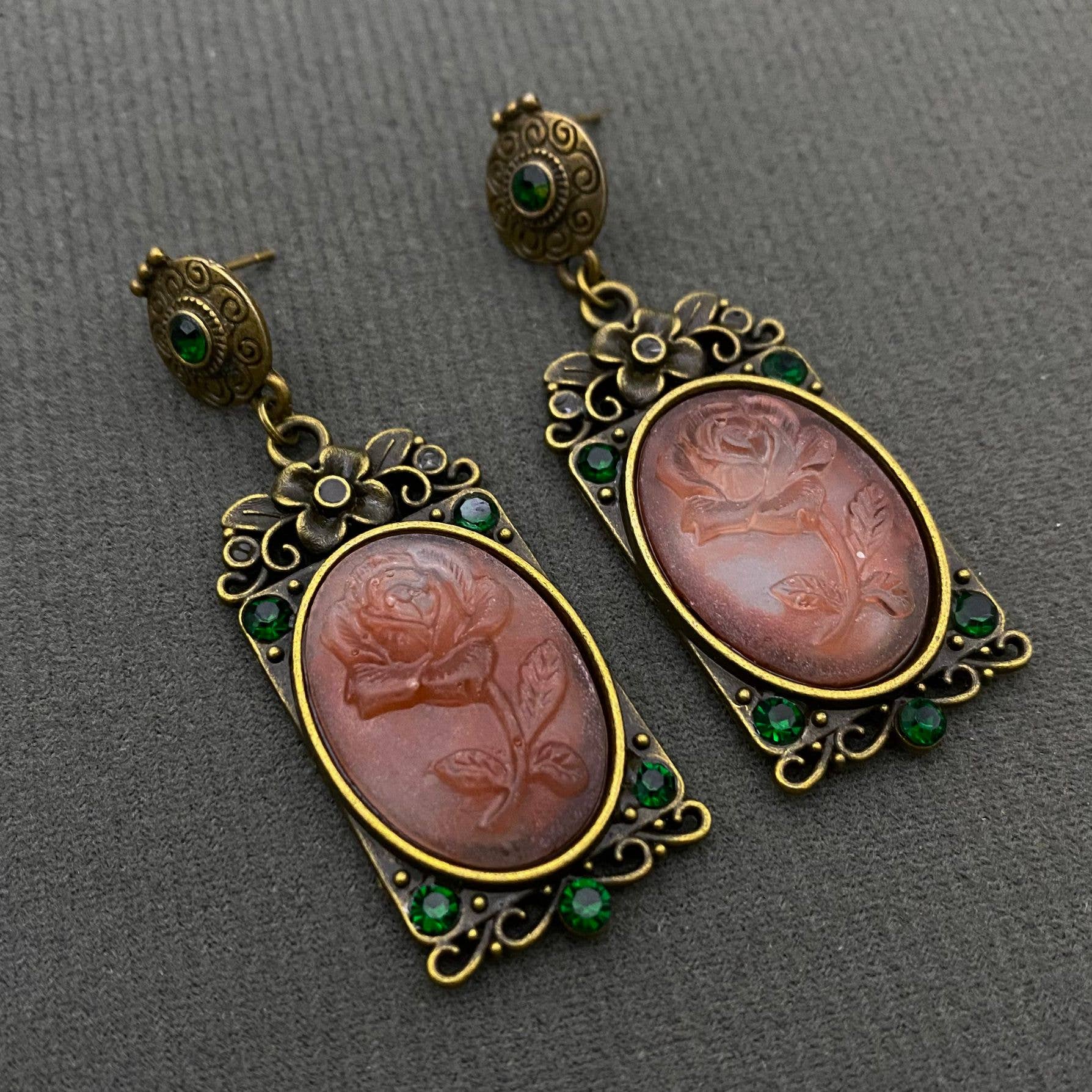 Mio Queena - Wholesale Dangle Earrings - Vintage Court Style Rose Danlge Earrings0