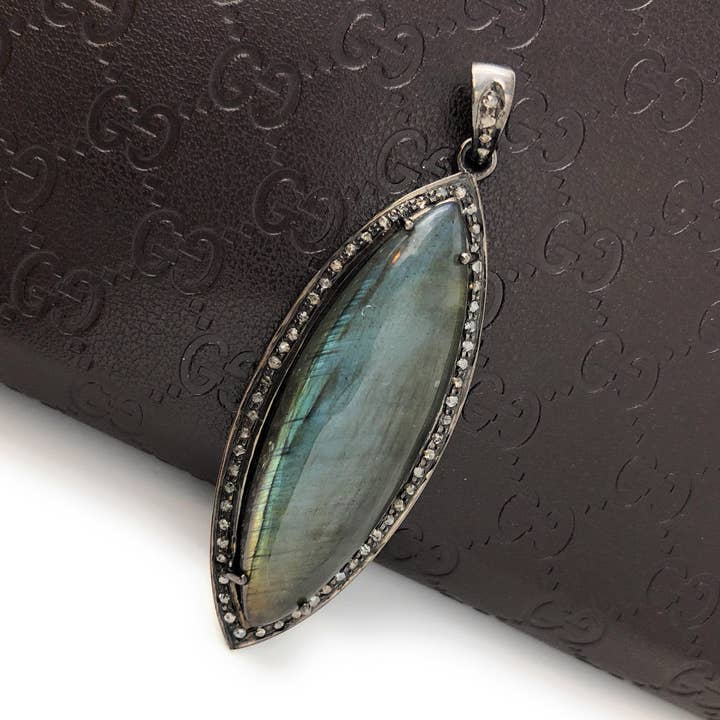 Labradoriet hanger, edelsteen hanger, diamanten hanger, zilveren hanger, pave diamanten hanger, geoxideerde zilveren hanger, geschenken voor haar voor wholesale door Akstar Gems