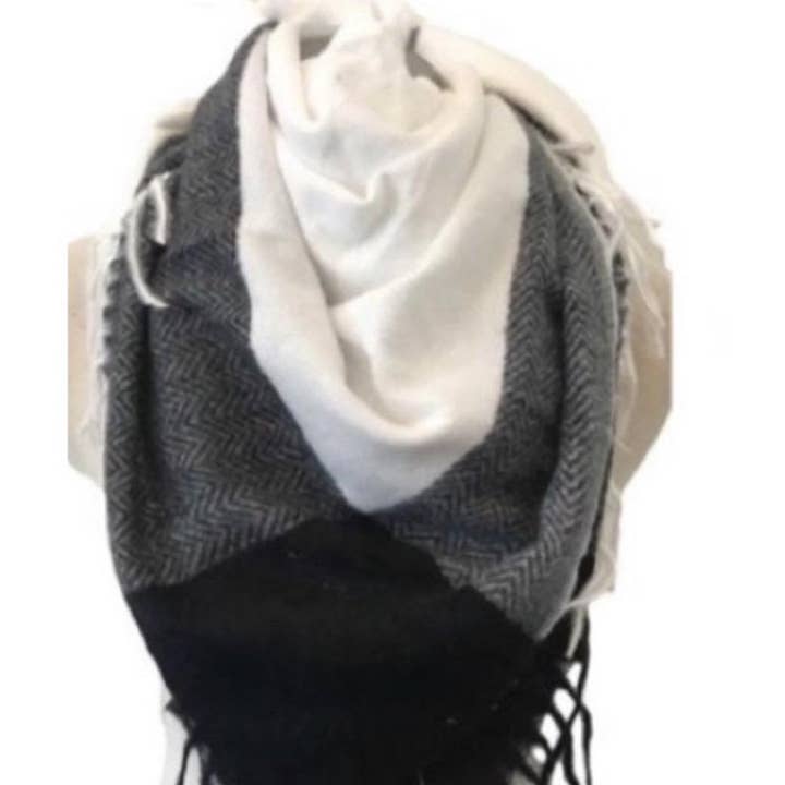 LINETA - Wholesale Scarf - Women's - HG-34 Large square scarf with long fringes4