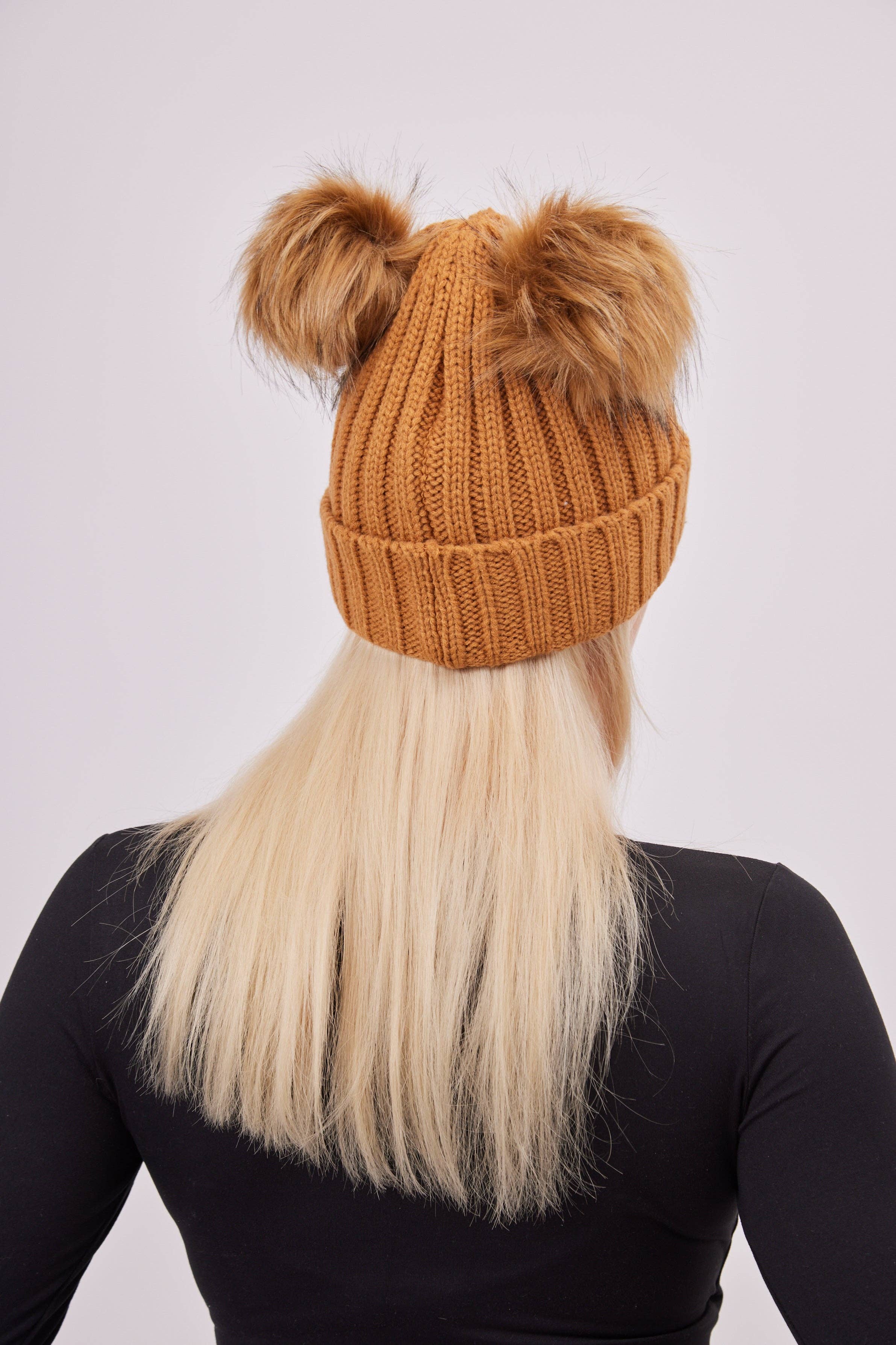 castanho Malha dupla pele Pom Beanie em Brown para venda a revendedores na Faire3