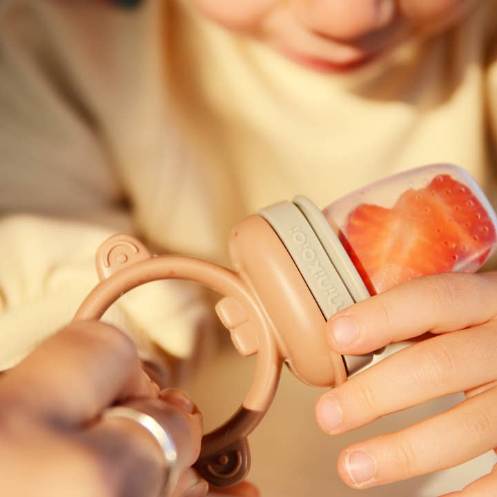 Muslinz - MerryGoRoundUK Ltd - Wholesale Feeding set – Baby - MiniKOiOi Pulps – Silicone Fruit and Vegetable Feeder5