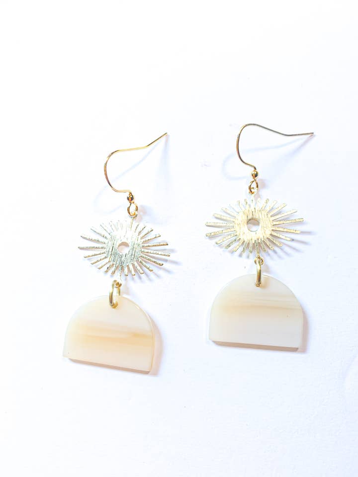 Boucles d'oreilles pendantes soleil bohème neutre pour la vente par Plum and Senna Designs