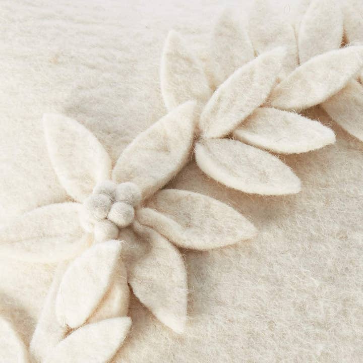 Arcadia Home - Vente Coussin décoratif - Coussin Couronne de Poinsettia Fait Main – Crème 20", Noël Tous les Jours4