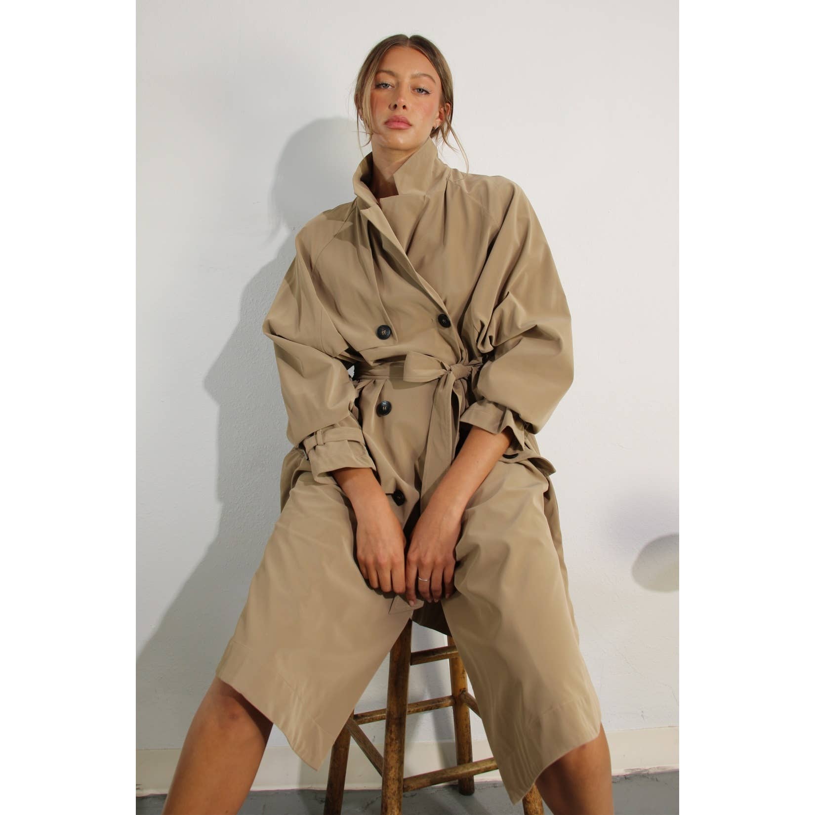 KHAKI TRENCHCOAT I KONSTLÄDER DUK för wholesale på Faire1