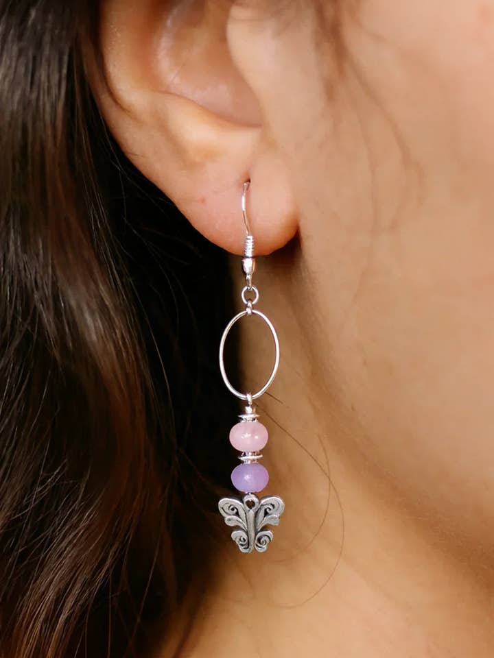 Pendientes colgantes de mariposa con cuentas rosas y moradas - Pendientes de gota en tono plateado para venta al por mayor de American Taina Crafts
