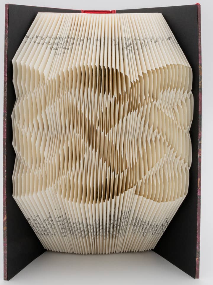 Sculpture en forme de nœud celtique (terminée) pour la vente par Sculpted Books