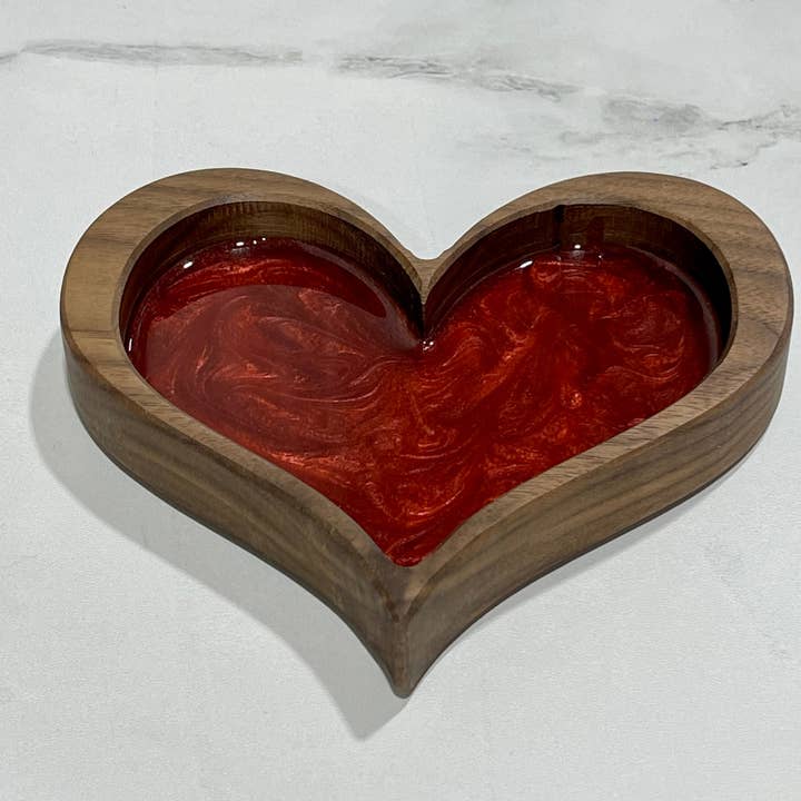 Fourre-tout en forme de cœur pour la vente par Rock Woodworks