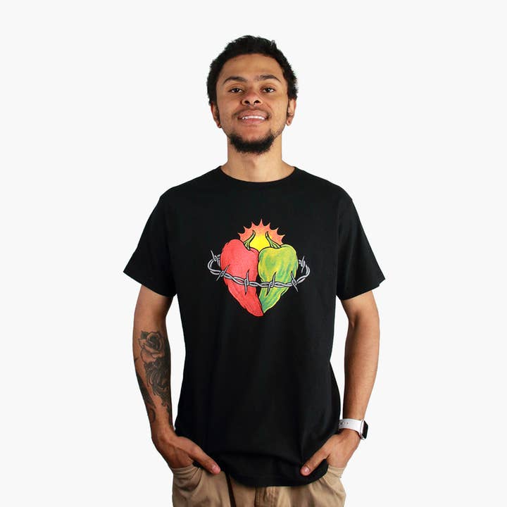 Cœur Sacré du Chili – T-shirt Unisexe Noir pour la vente par Metal the Brand