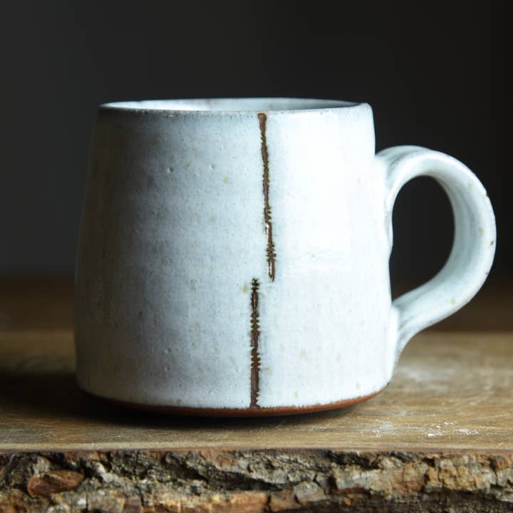 Mug à fond large bleu/blanc avec motifs en fer pour la vente par Kate Gibbs Ceramics