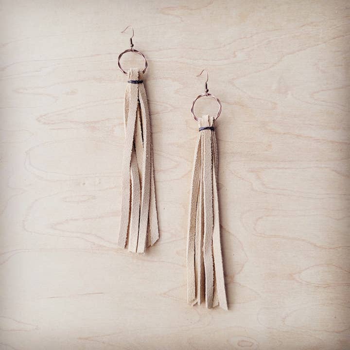 Örhänge med tofs i äkta läder - Kräm 205b för wholesale av The Jewelry Junkie