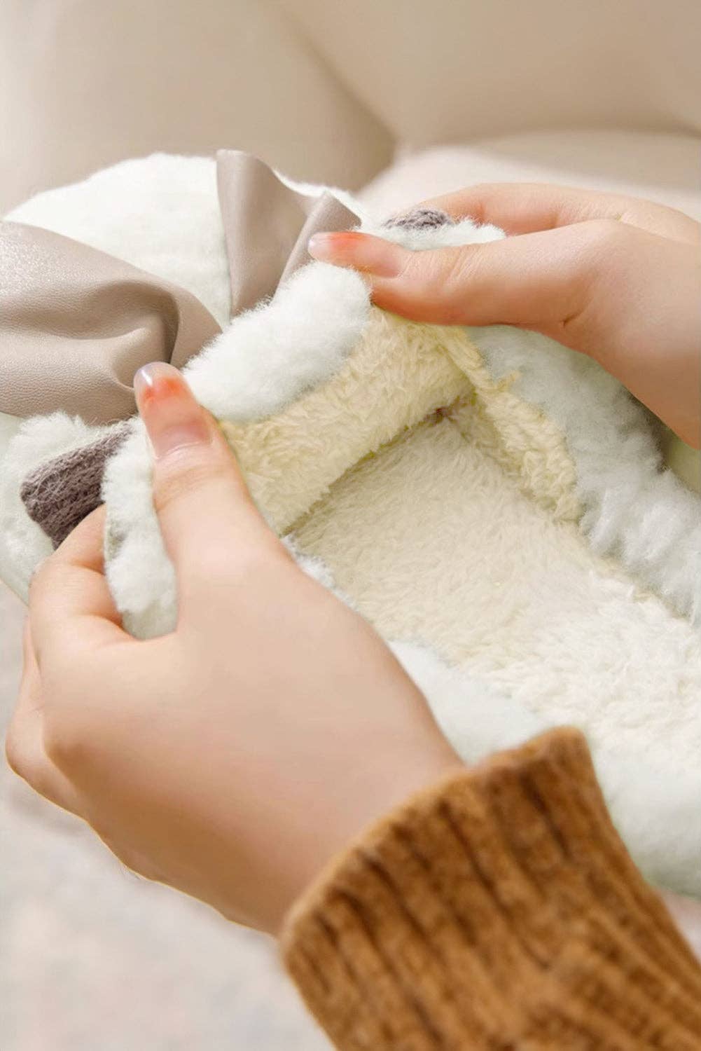 Lovesoft - Wholesale Slippers - Women's - White Contrast Bowknot Applique Plush Winter Slippers (Bow Colors May Differ by Batch)2