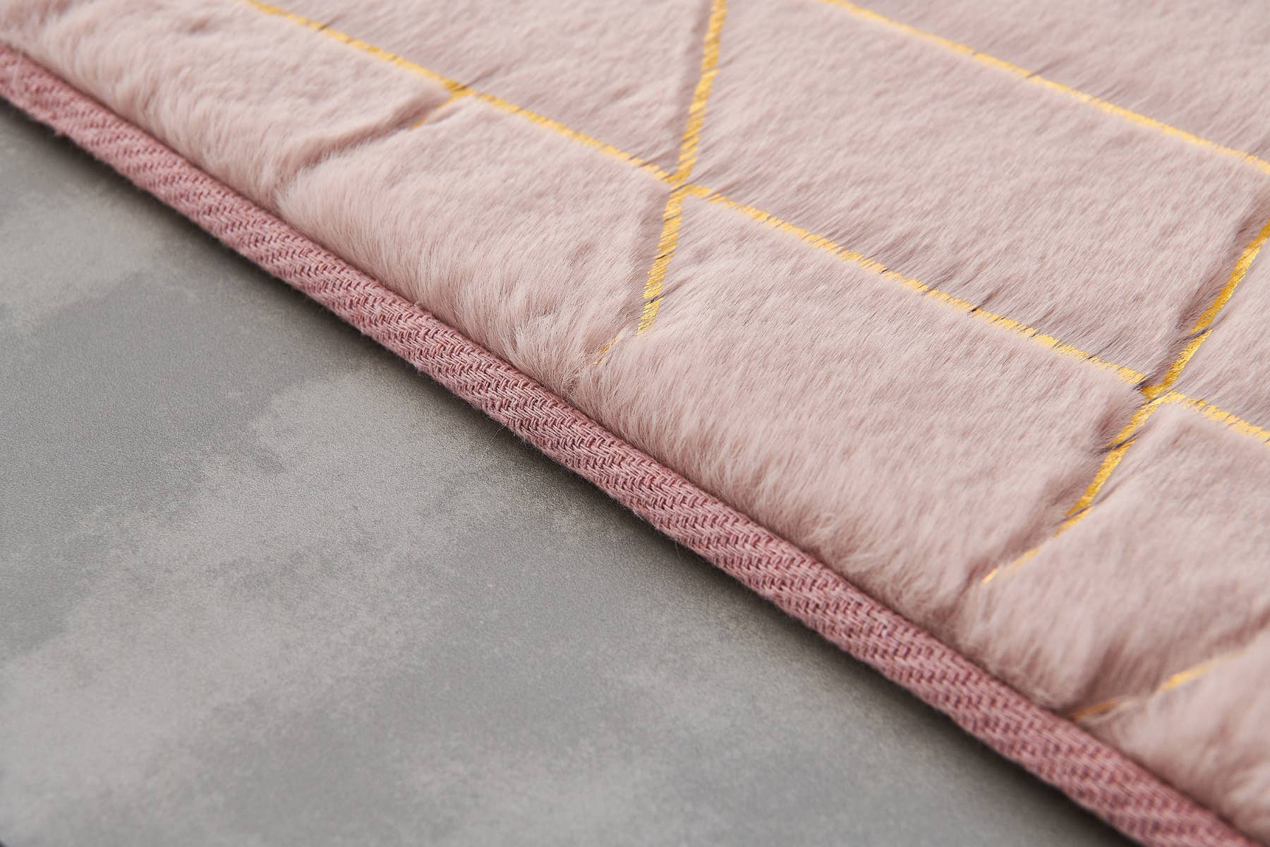 Amazing Rugs – Großhandel Teppichvorleger – Lily Dust Rosafarbener geometrischer goldvergoldeter Chinchilla-Teppich aus Kunstpelz6