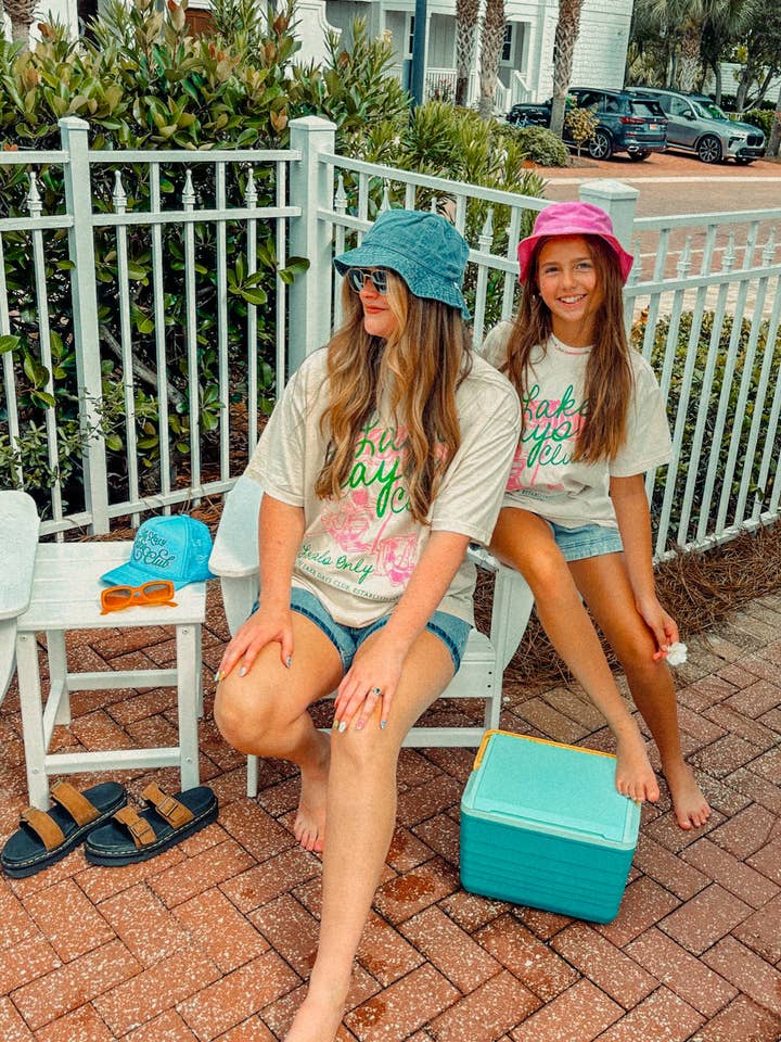 The Clandestine Underground – Großhandel T-Shirt mit Siebdruck – Unisex – Der Lake Days Club, Sommer Oversized T-Shirt2