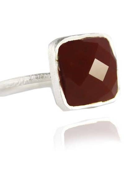 Capri Großer stapelbarer quadratischer Ring Karneol für den Großhandel von Sikara & Co.