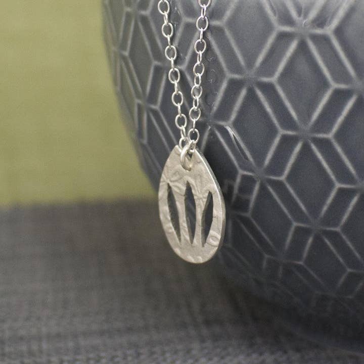 Pendentif Tulipe pour la vente par Joanne Tinley Jewellery