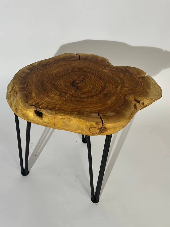 Mesa lateral de madeira de oliveira Mesa de centro Tree Edge Live Edge #0111 por atacado de Dekonation